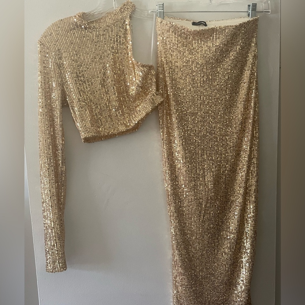 Two piece sequin outfit. Top & skirt sequin color gold!